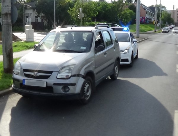 Terepjáróval ütközött egy személygépkocsi a László utcán, személyi sérülés nem történt