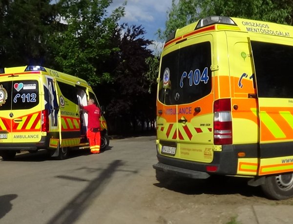 Két személy megsérült – A STOP tábla ellenére hajtott a kereszteződésbe egy jármű