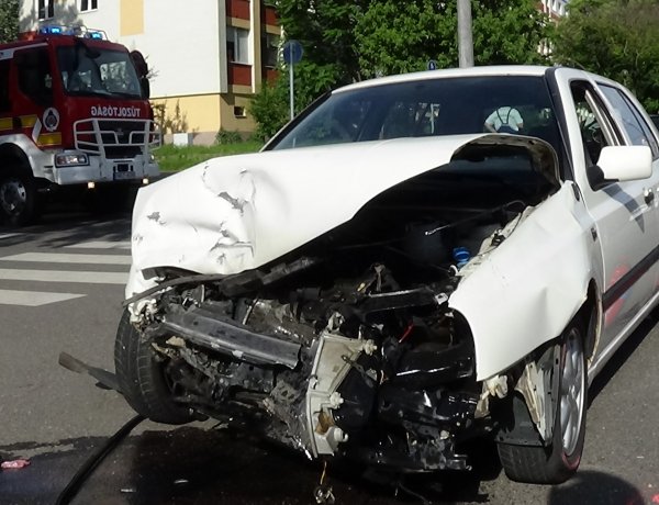 Totálkárosra törtek – Három sérültet szállítottak el a Garibaldin történt balesetből