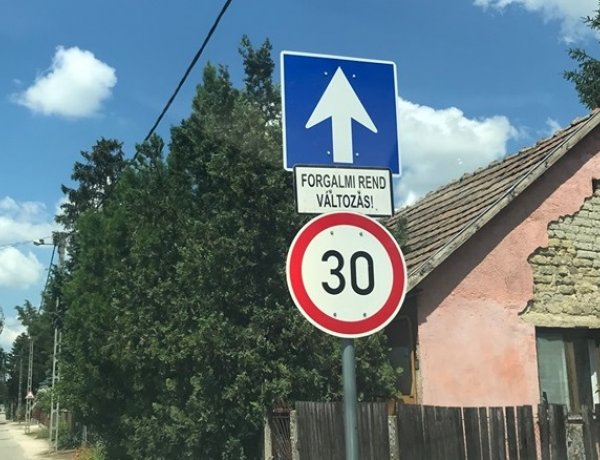 Lakossági kérésre! Egyirányú lett a Tábor utca a Palánta utca felől, a Tünde utca irányába