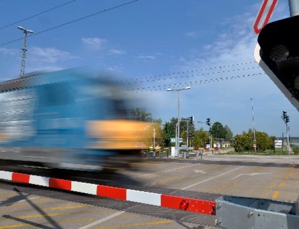 A MÁV és a rendőrség közös akciója – Országos ellenőrzést tartanak a vasúti átjárókban