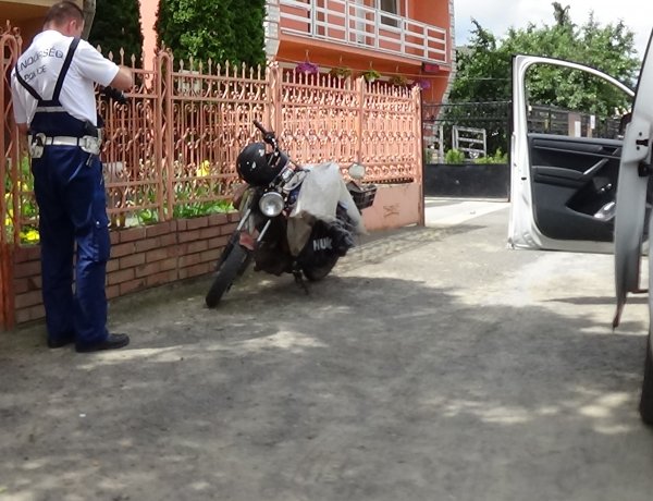 Kisteherautónak ütközött egy motoros Újfehértón, rendőri intézkedésre is szükség volt