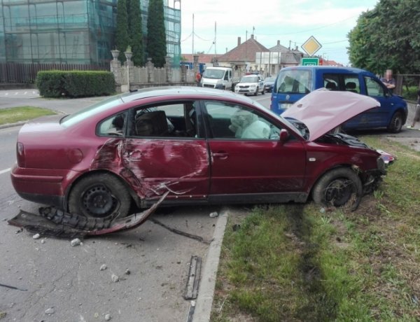 Nyolcmilliós fogás – Menekülés közben rohant bele egy betonoszlopba a sofőr