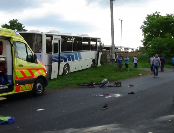 Életveszélyes sérüléseket szenvedett a kerékpáros, akit autóbusz gázolt el Butykasoron
