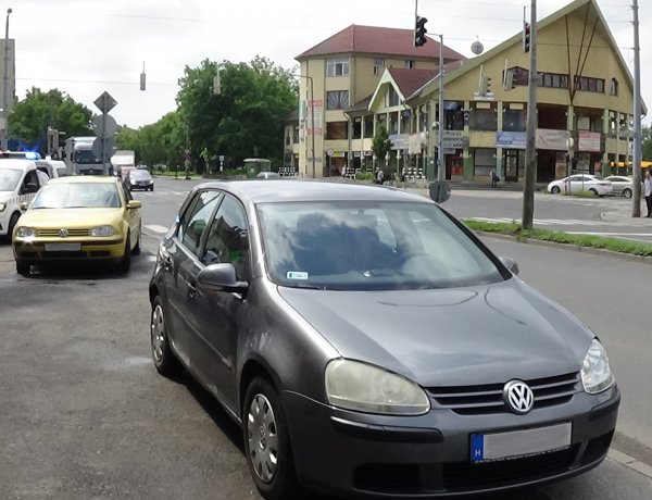 Baleset a Vasgyár utcán – Fékezett,  a mögötte érkező azonban nem reagált időben