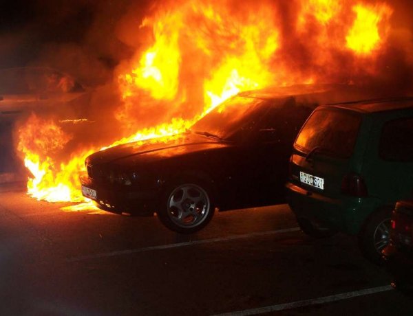 Kigyulladt egy személyautó motortere egy parkolóban, Nyíregyházán