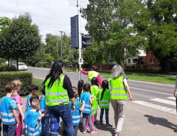 Óvodásokat tanítanak a biztonságos közlekedésre - Nagy sikert arat a gyerekek körében