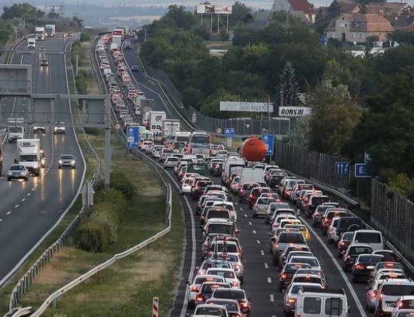 Tíz kilométeres torlódás alakult ki az M7-es autópályán a Balaton irányába