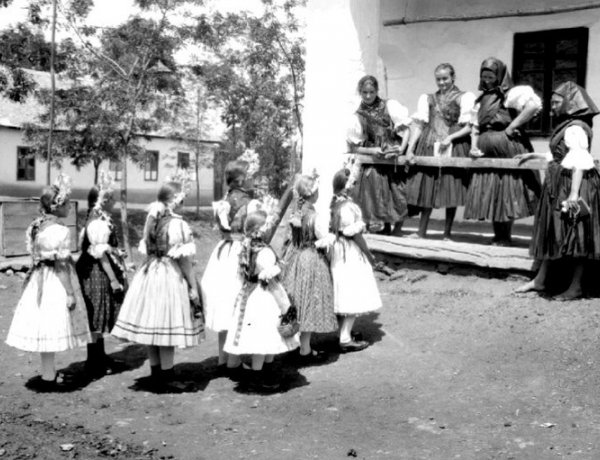 „Pünkösdi királyság nem nagy uraság” - Pünkösd, a néphagyományok tükrében