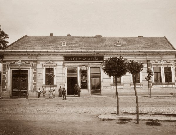 Amiről az utcák mesélnek - A Hatzel téri Török-féle patika  