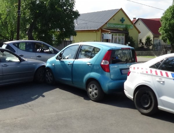 Jelentős anyagi kárral járó baleset a Család utcán, a rendőri intézkedés sem maradt el!