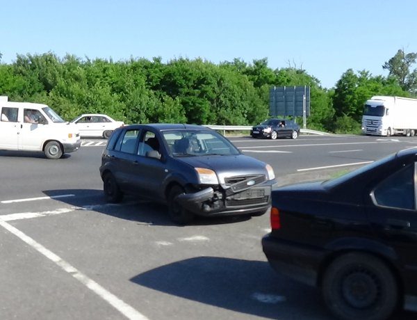 Nem adott elsőbbséget – Egy személy megsérült a 403-as elkerülőn történt balesetben