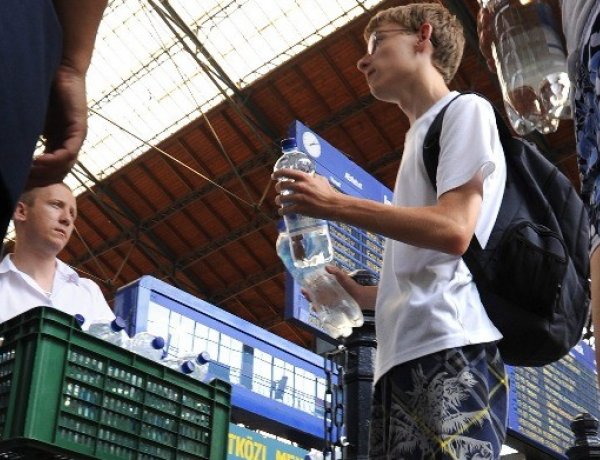 Hőségriadó: ásványvizet oszt utasainak a MÁV – Nyíregyházán is!