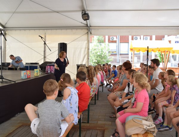 Friss! Kezdetét vette az Ünnepi Könyvhét Nyíregyházán – Az első vendég Balázs Ágnes volt