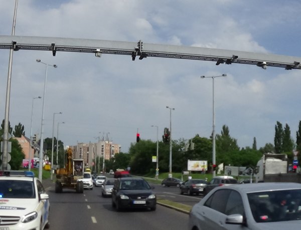 A VÉDA kapu alatt, a Pazonyi út és László utca csomópontjánál ütközött két jármű