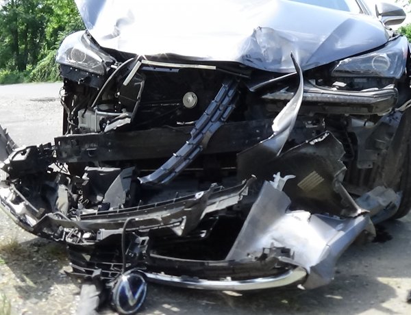 Totálkárosra tört egy személygépkocsi terepjáró a Simai úton – Teherautóval ütközött