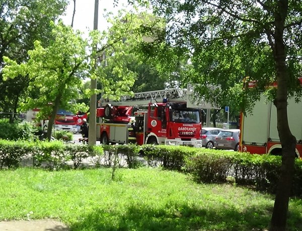 Tűzoltási gyakorlatot tartottak a nyíregyházi tűzoltók a Kossuth utcai 14 emeletesnél