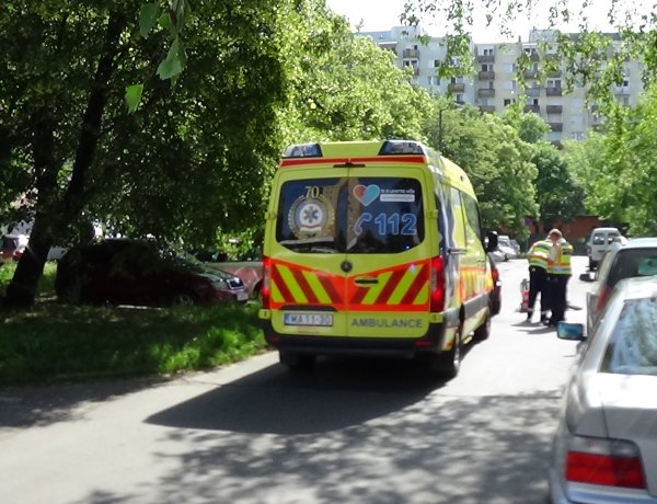 Kerékpáros hajtott szabályosan közlekedő járműnek az Etel közben