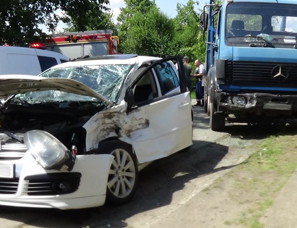 Tűzoltók szabadították ki járművéből a Bukarest utcai baleset sérültjét – Helyszíni fotók!