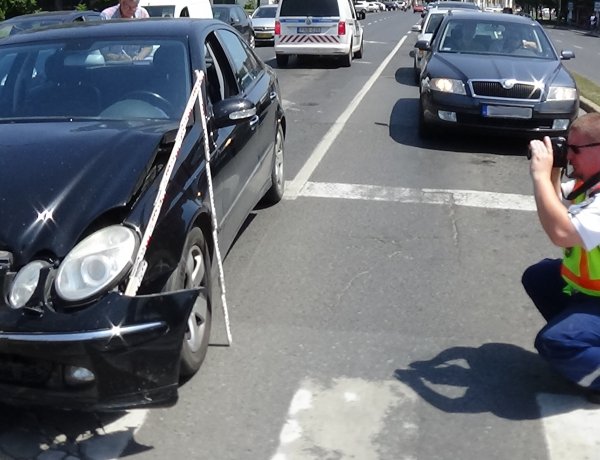 Nagy erővel ütköztek – A belvárosban történt baleset, jelentős az anyagi kár