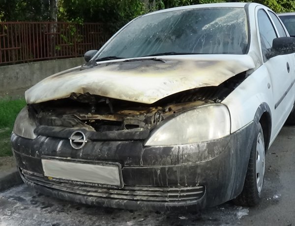 Totálkárosra égett egy parkoló autó a Mező utcában – Szerencsére nem ült a járműben senki!