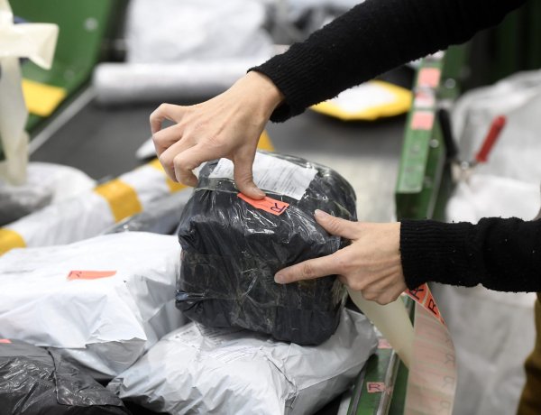 Változik több postai csomag díjszabása – Itt vannak a pontos részletek!
