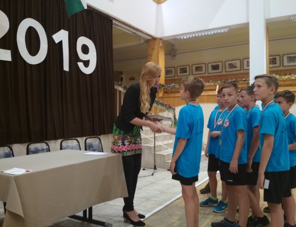 Bajnok labdarúgók - a friss diákolimpiai aranyérmeseket köszöntötték az Eötvösben