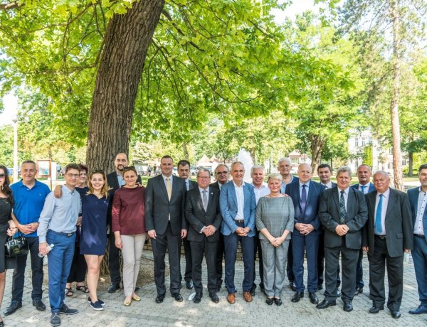 Fasor a klímavédelem érdekében – A Megyei Jogú Városok Szövetségének képviselői ültettek