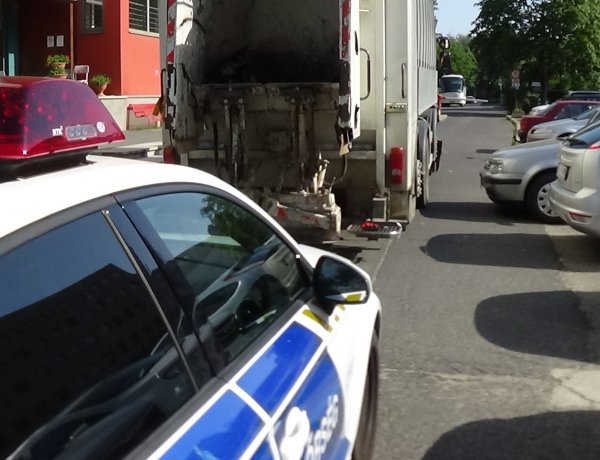 Szemétszállító járműnek hajtott egy személygépkocsi Nyíregyházán, jelentős az anyagi kár