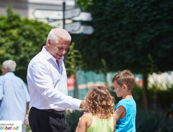 Kánikula – 1300 palack hűsítő ásványvizet osztottak szét Nyíregyháza belvárosában