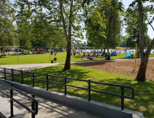 Megnyitott a teljesen felújított Tófürdő! - Az első látogatók ajándékot is kaptak!