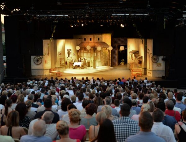 Teltházzal indult a Rózsakert Szabatéri Színpad idei első előadása! - Delila a színpadon!