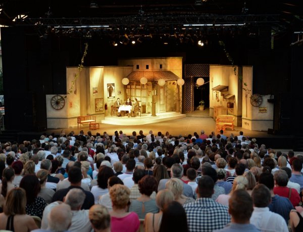 Telt házzal indult a Szabadtéri Színpad – Tarolt a Delila, Mohácsi János rendezésében