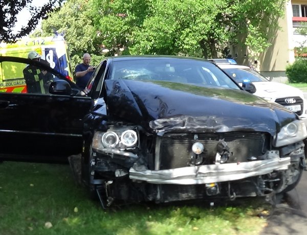 Forgalmas kereszteződésben ütközött két jármű, milliós az anyagi kár