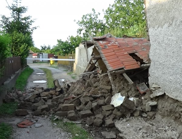 Félelmetes! Kidőlt a fal egy Kapor utcai lakóépületben, lezárták a teljes utcát