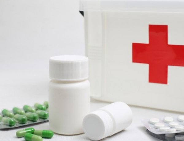 Sebtapasz, fájdalomcsillapító, görcsoldó és napolaj. Az úti patika aranyat ér baj esetén! 