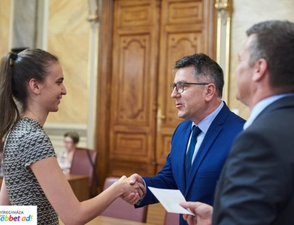 Tehetséges nyíregyházi tanulókat támogat az önkormányzat - Pénzbeli juttatást kaptak