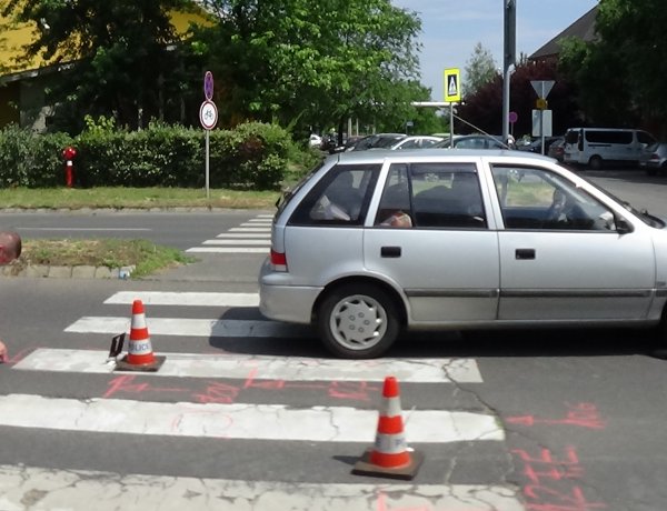 Gyalogost sodort el egy autó a Szegfű utcán a kijelölt gyalogos-átkelőhelyen 