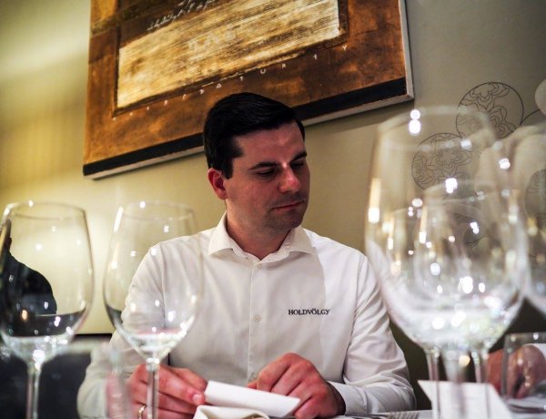 A bor akadémikusa érkezik kedden este a Bencs Villába, kóstolóval