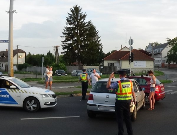 Forgalmas kereszteződésben történt baleset – A piros jelzés ellenére hajtott be az okozó