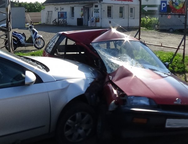 Megrázó helyszíni fotók! Két személyt szállítottak kórházba a súlyos nyírtelki balesetből