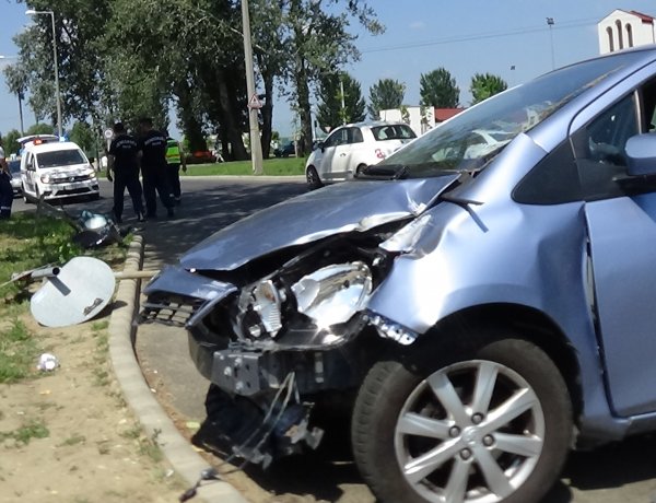 Elvesztette uralmát járműve felett egy sofőr Örökösföldön, táblának és fának csapódott