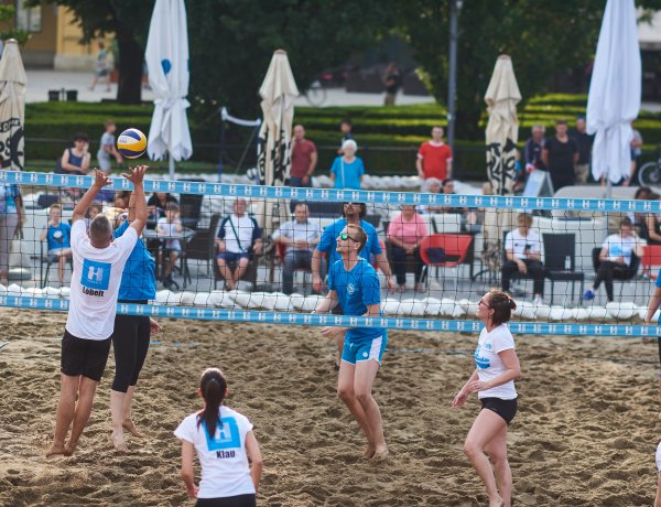 Csütörtök délután elstartolt a 8. Hübner Strandröplabda Fesztivál a belvárosban!