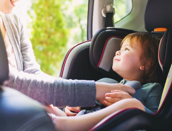 Ne hagyd az autóban! – 10 perc alatt akár 70 fok is lehet a tűző napon parkoló járművekben