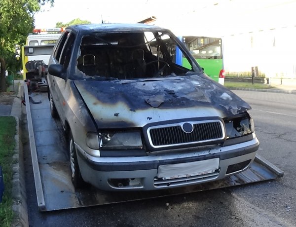 Teljesen kiégett! Menet közben gyulladt ki egy személygépkocsi a Nagyvárad utcán