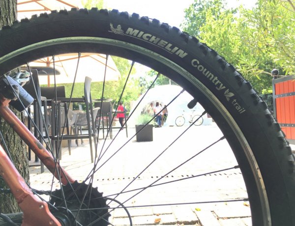 Itt a nyár: kiújult a kerékpárosok és a gyalogosok vitája. Mi lehet a megoldás?