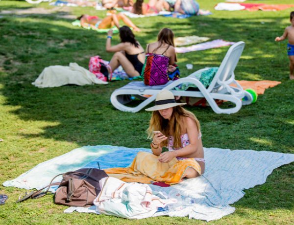 Vasárnap extrém UV-B-sugárzás várható – 11 és 15 óra között érdemes kerülni a napozást!