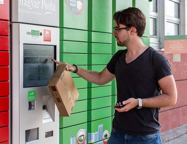Súlytól függő díjakat vezetett be a posta a csomagautomatáknál – Mától érvényesek!