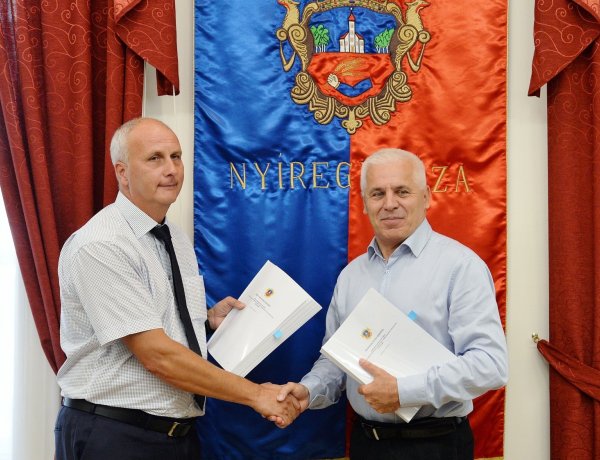 Aláírták a szerződést – Az önkormányzat eszközöket biztosít a közszolgáltatás nyújtásához