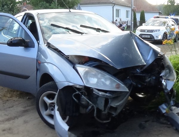 Kisodródott a kanyarban – Két sérültet szállítottak kórházba a Kemecsén történt balesetből